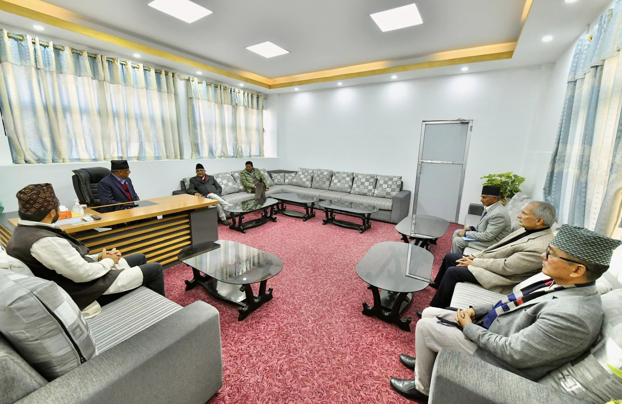 प्रधानमन्त्रीको शपथअघि सत्ता गठबन्धनको बैठक संसद् भवनमा